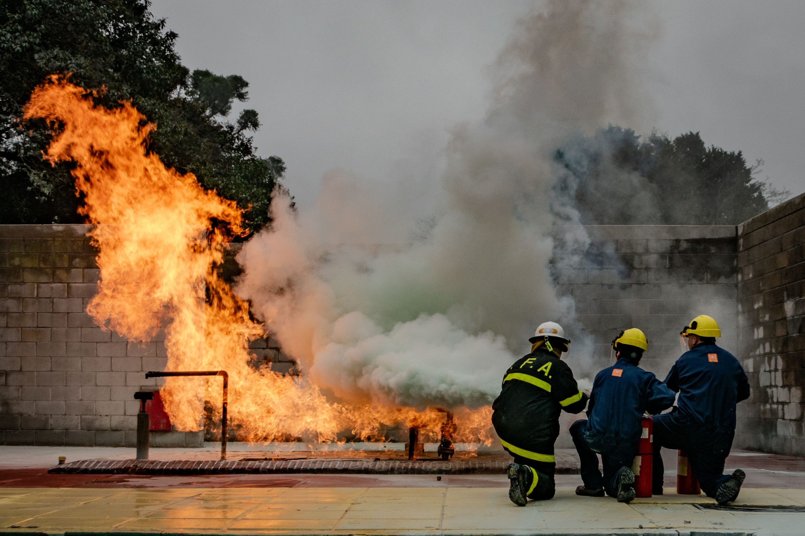 Pompiers entraînement combat feu contrôlé