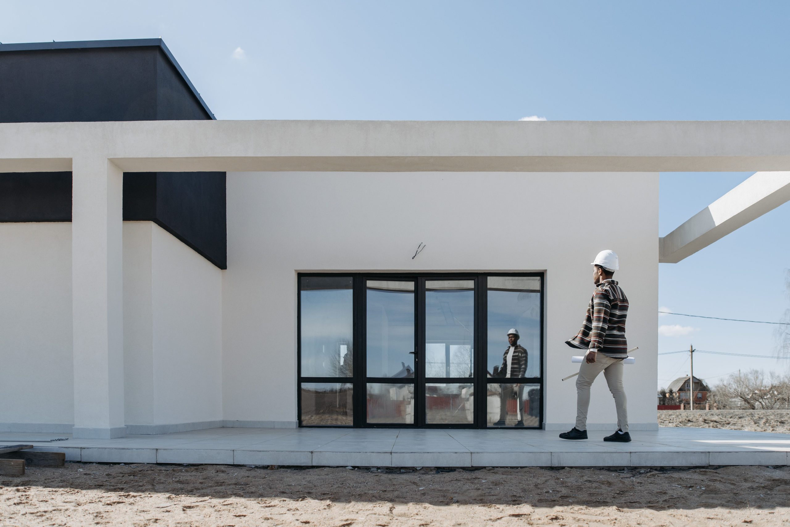 Architecte évalue extérieur maison moderne construction