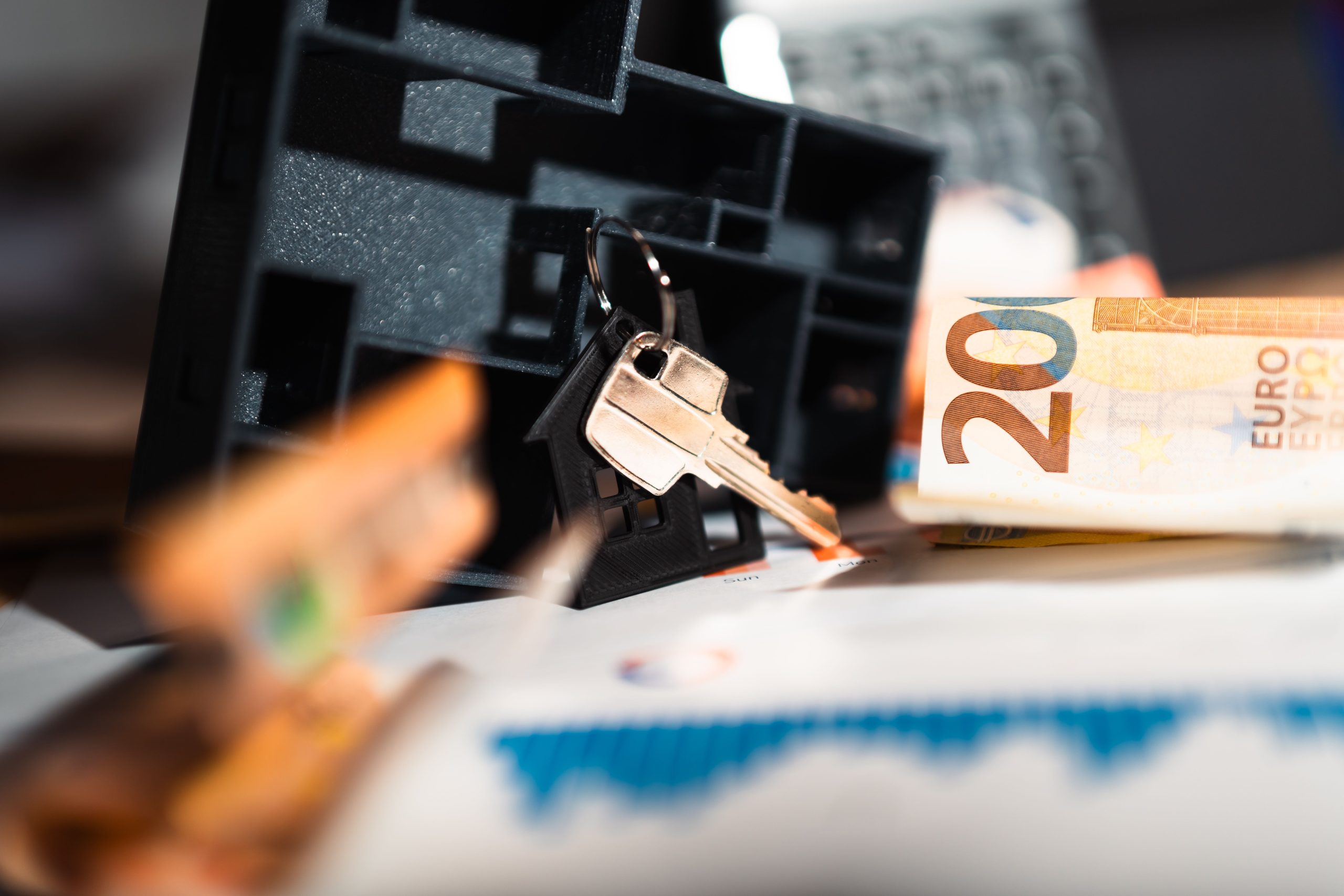Clés, maquette maison, euros et tableaux economiques