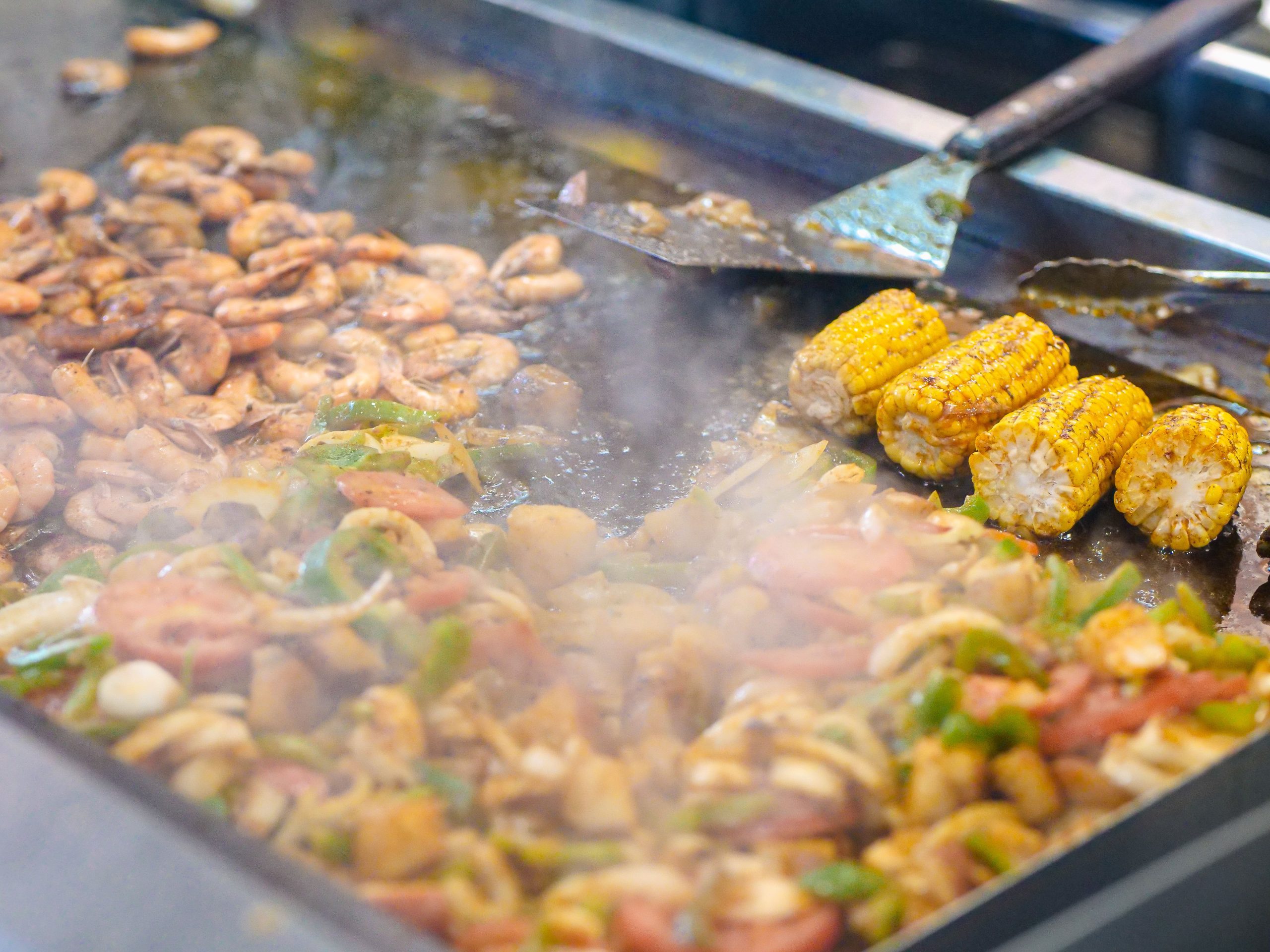 Crevettes et maïs grillés sur plancha extérieure