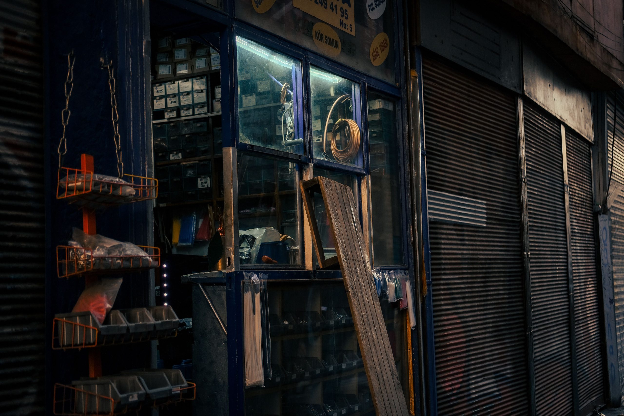 Magasin bricolage vintage avec outils et fournitures