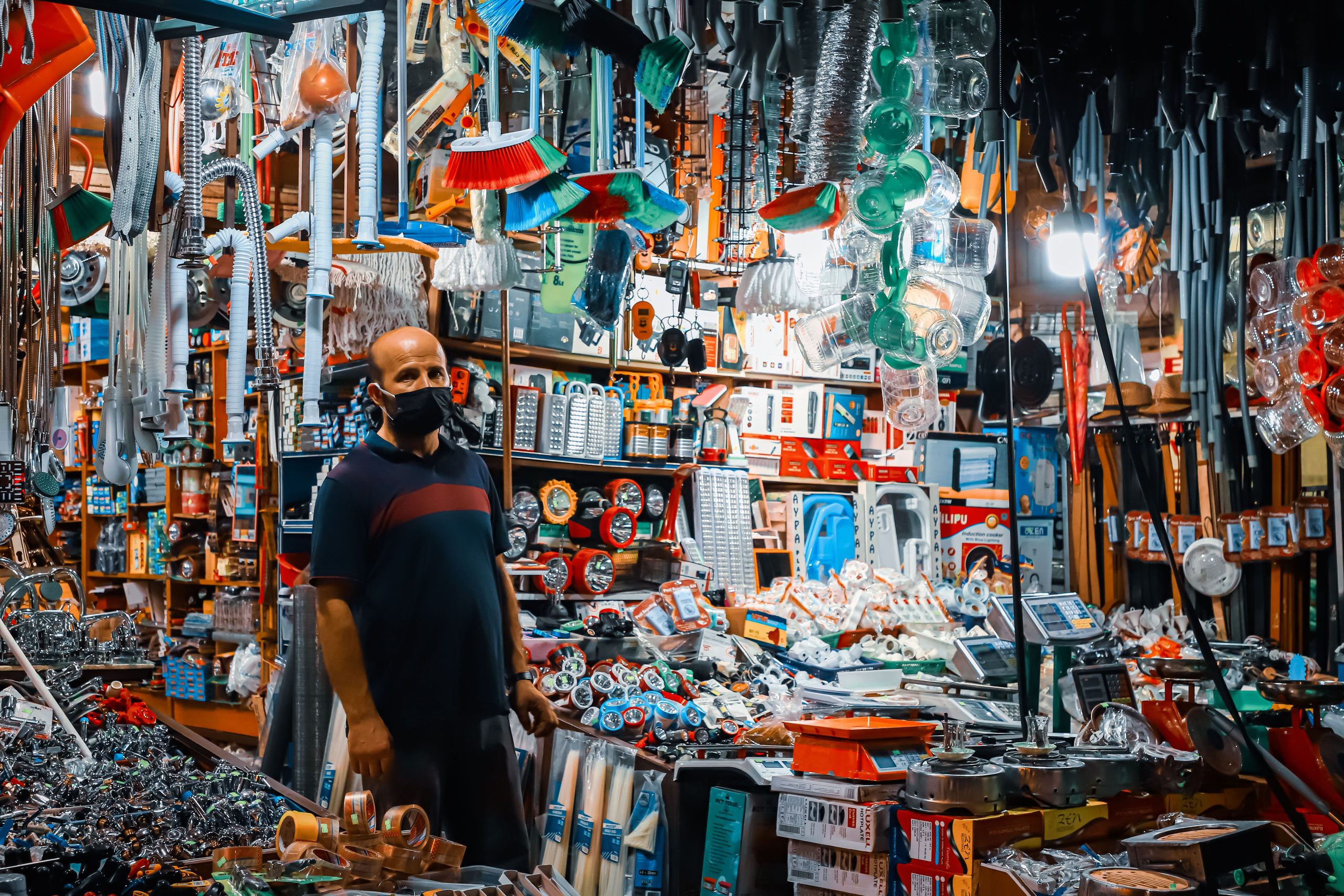 Client masqué dans magasin bricolage bondé