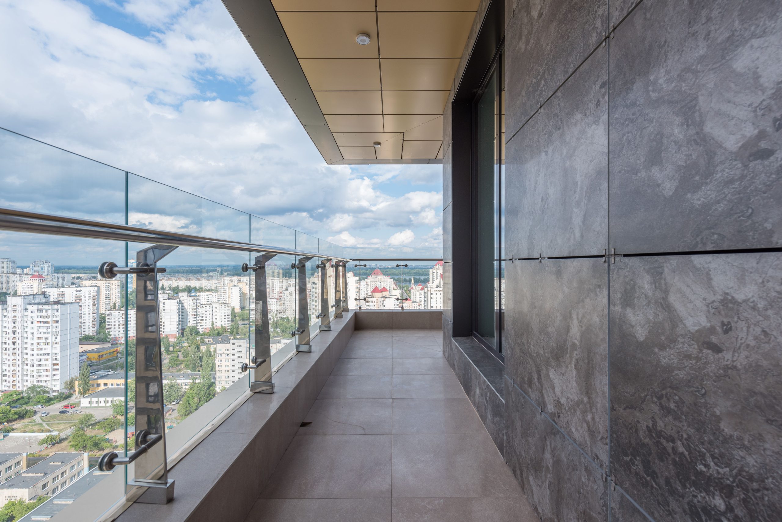 Terrasse spacieuse avec barrière et balustrades modernes