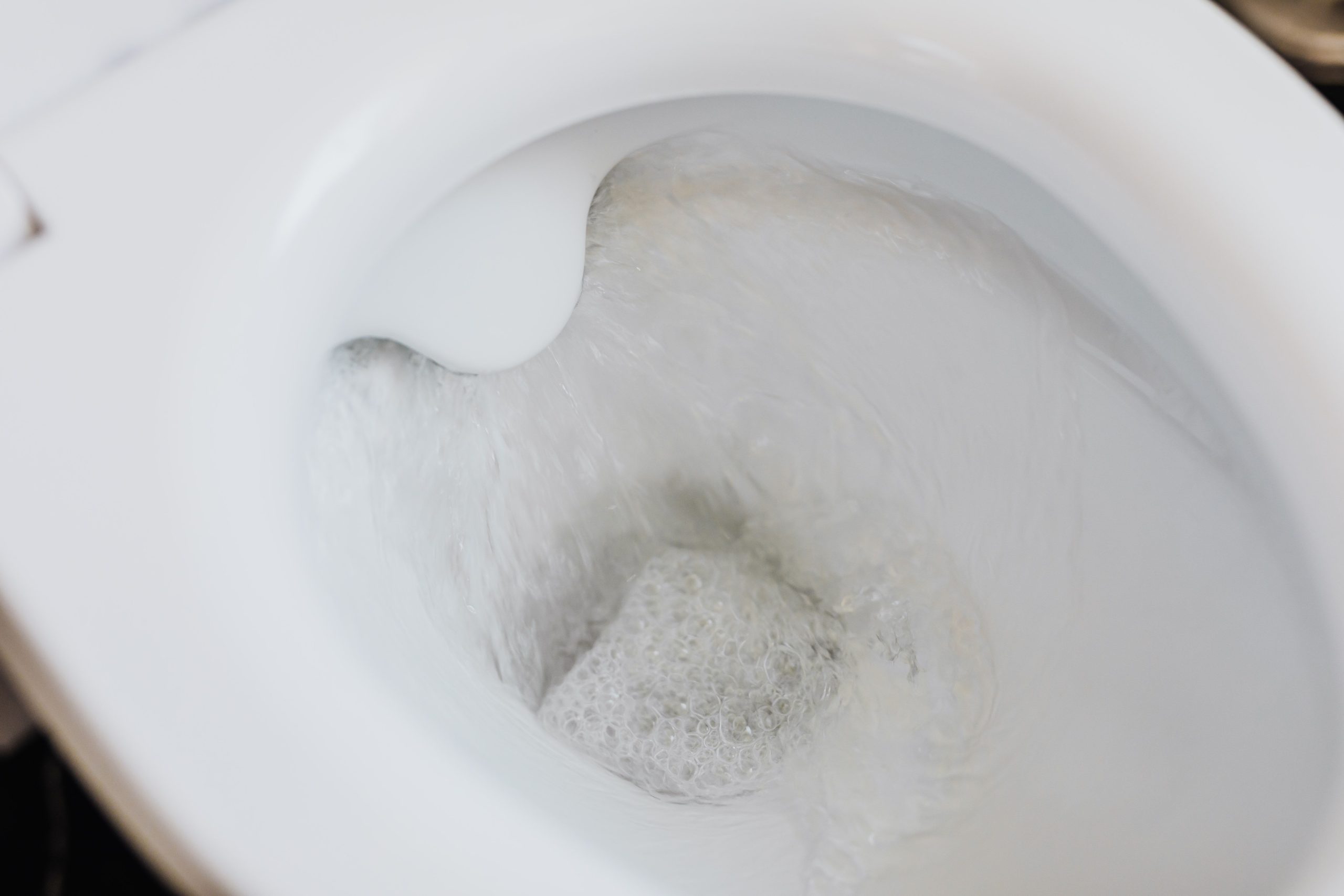 Cuvette toilettes blanche propre eau mousseuse