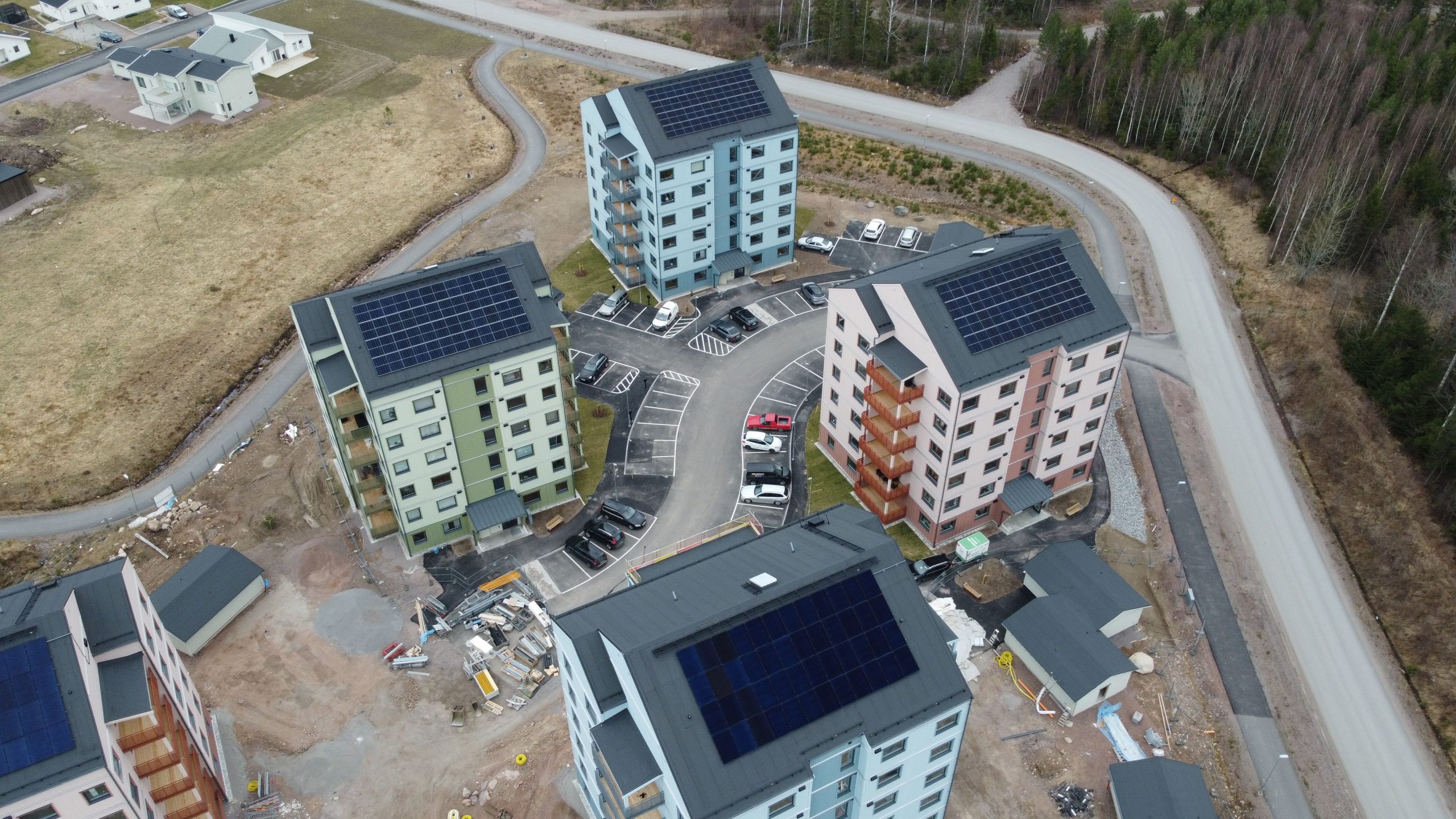 Vue aérienne d'appartements écologiques avec panneaux solaires