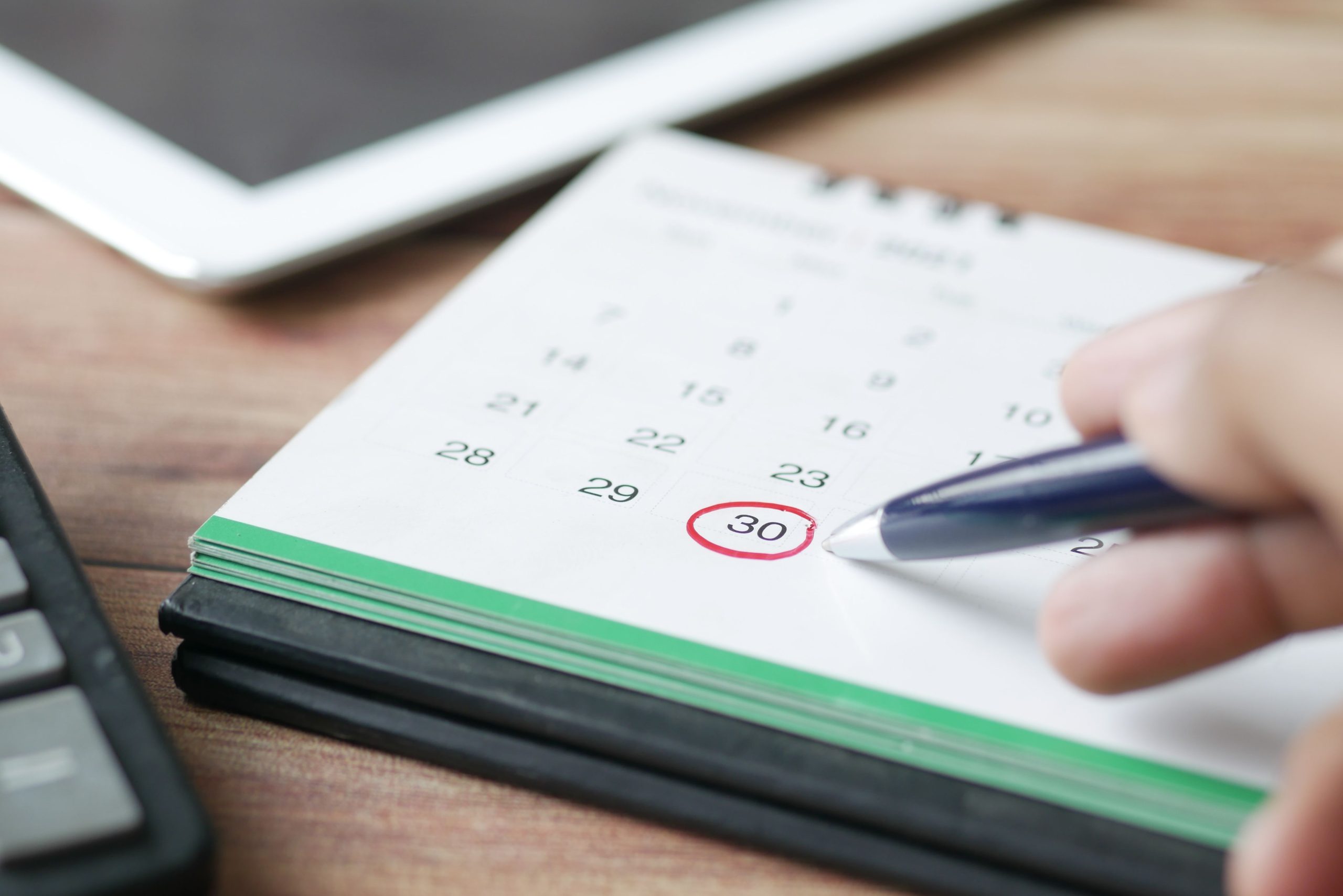 Main marquant date calendrier stylo planification