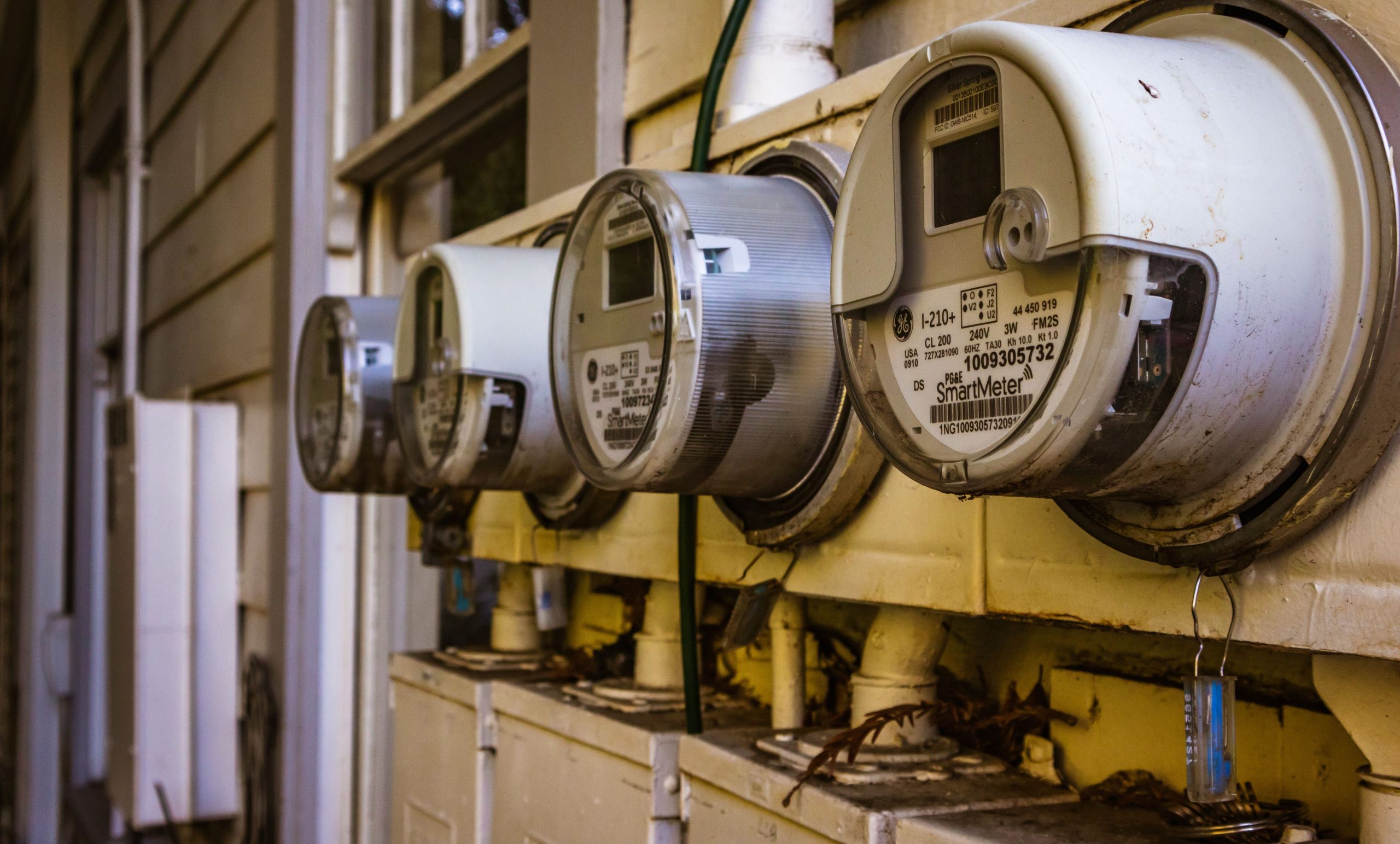 Compteurs électriques intelligents installés mur résidentiel extérieur