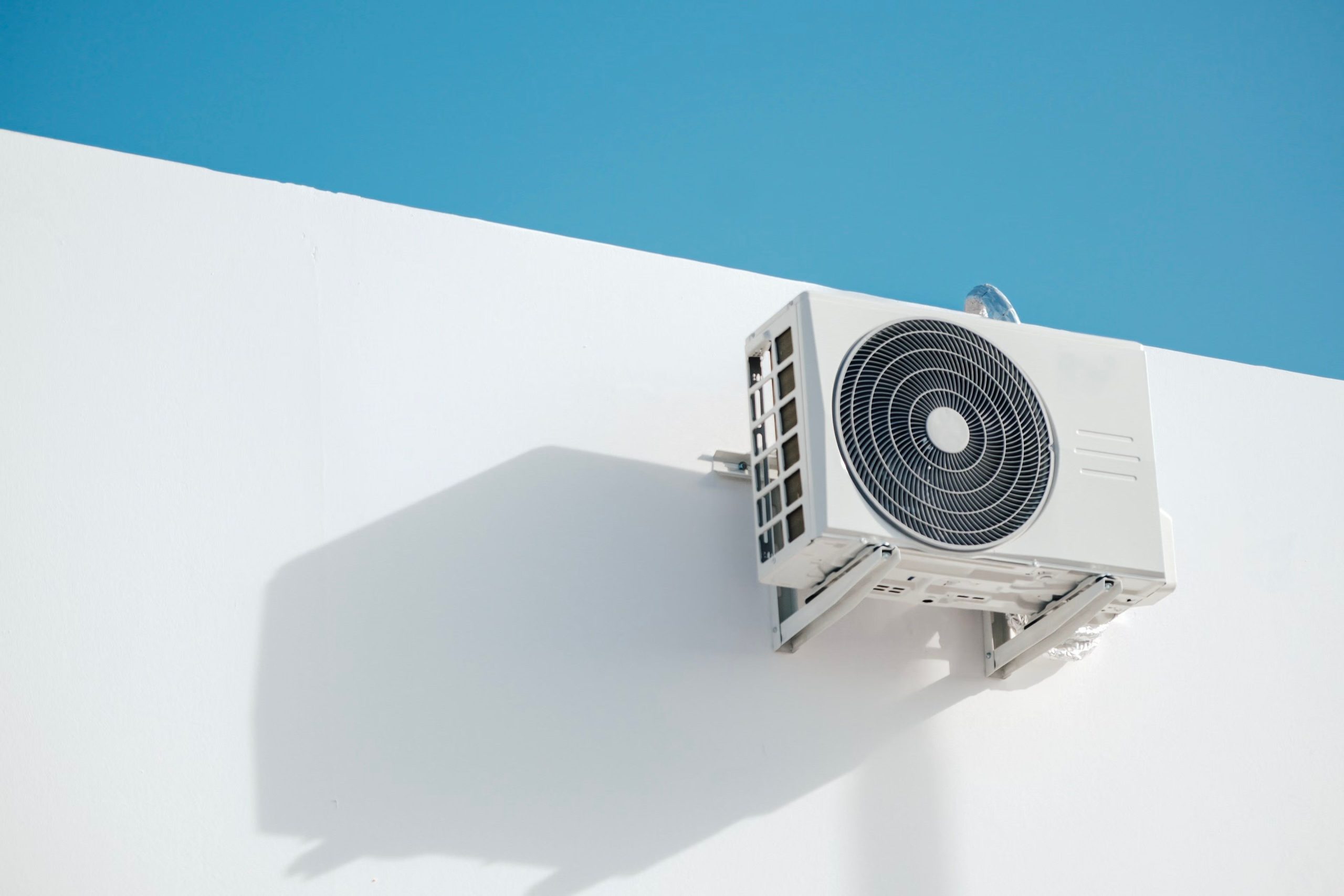 Climatiseur mural air air blanc minimaliste