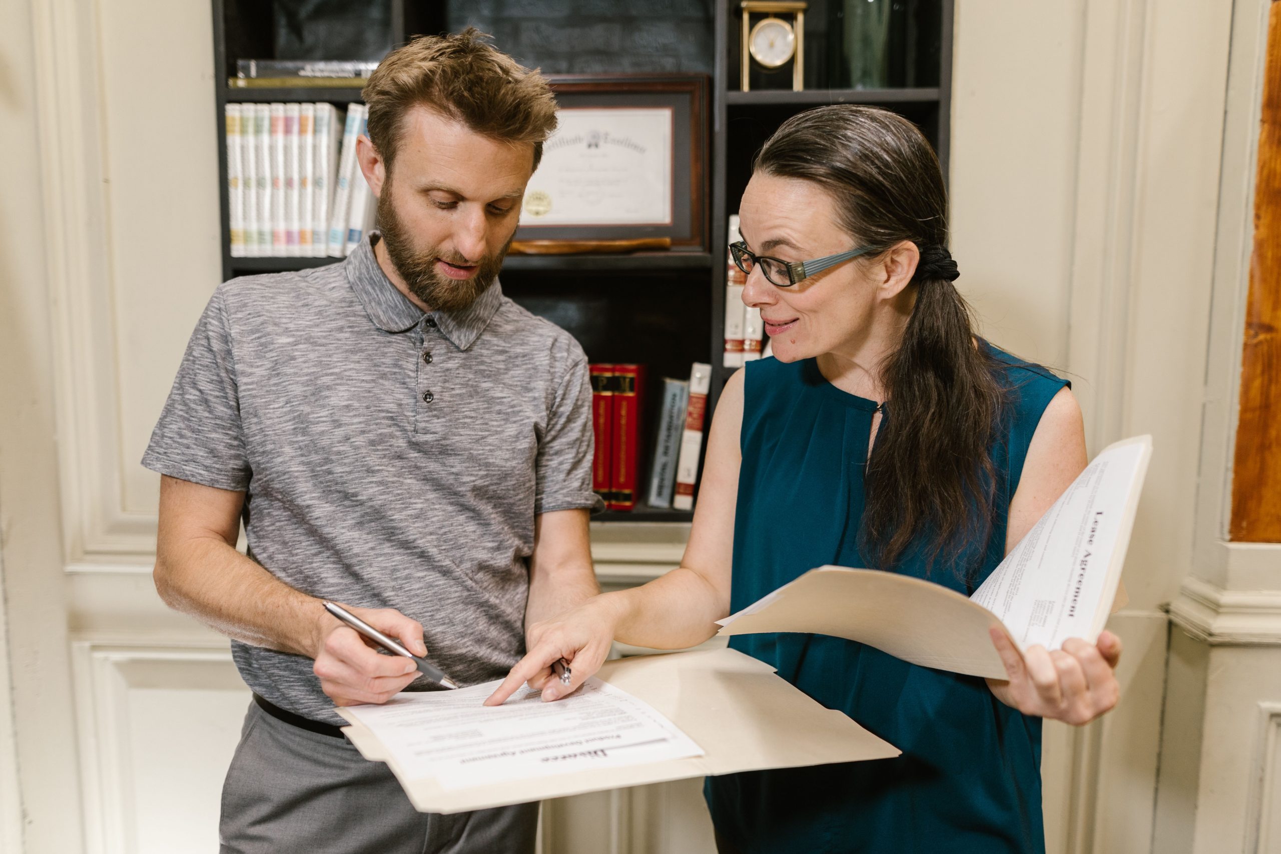 Deux adultes examinent documents consultation juridique