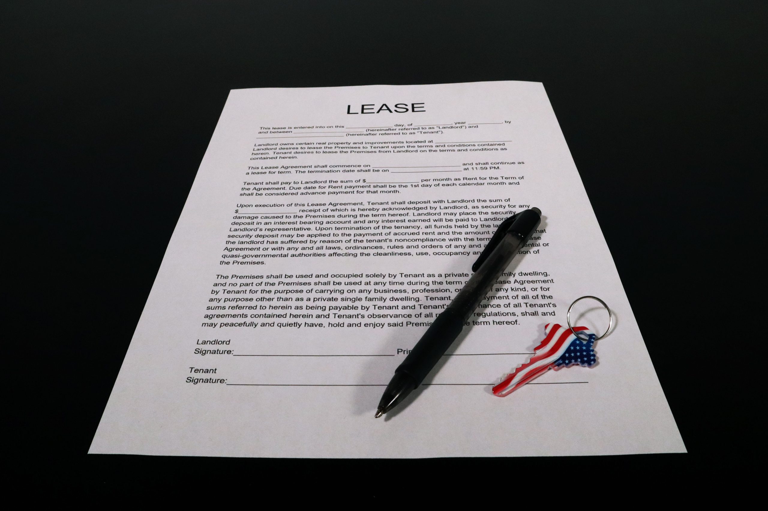 Document bail avec stylo et drapeau americain