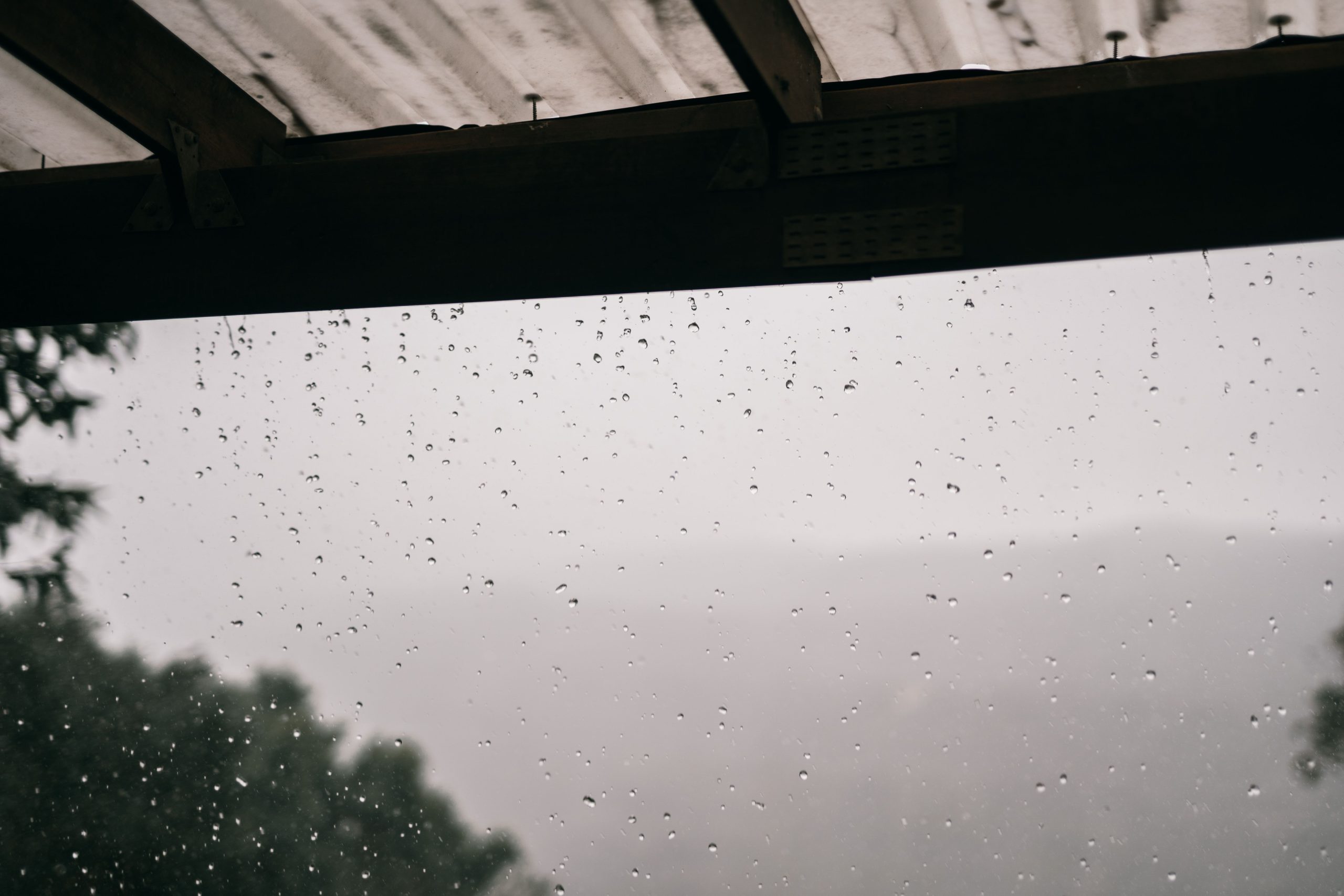 Gouttes pluie toit velux jour moody