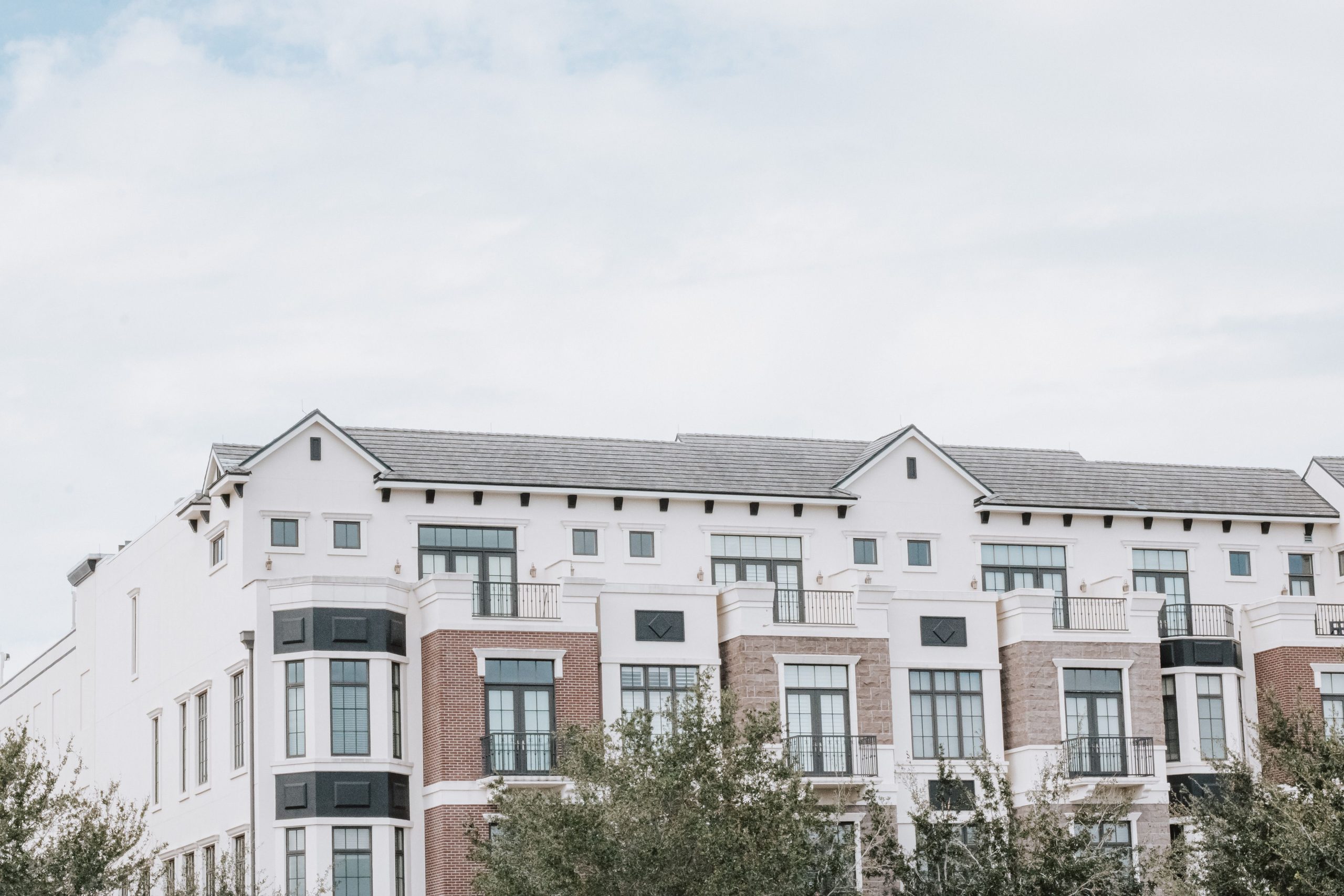 Immeuble luxe moderne avec façade contemporaine