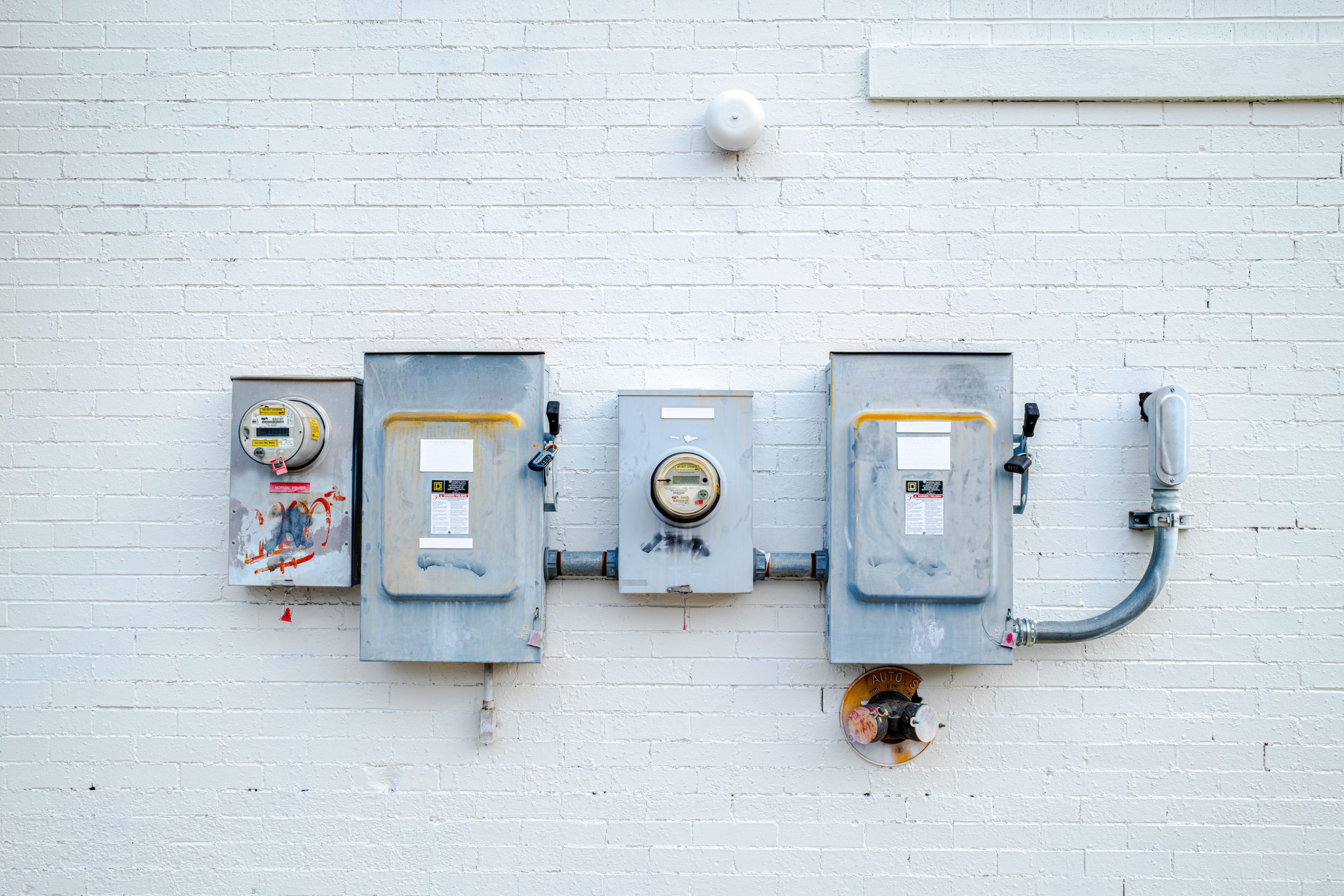 Boîtiers électriques et compteurs puissance mur blanc