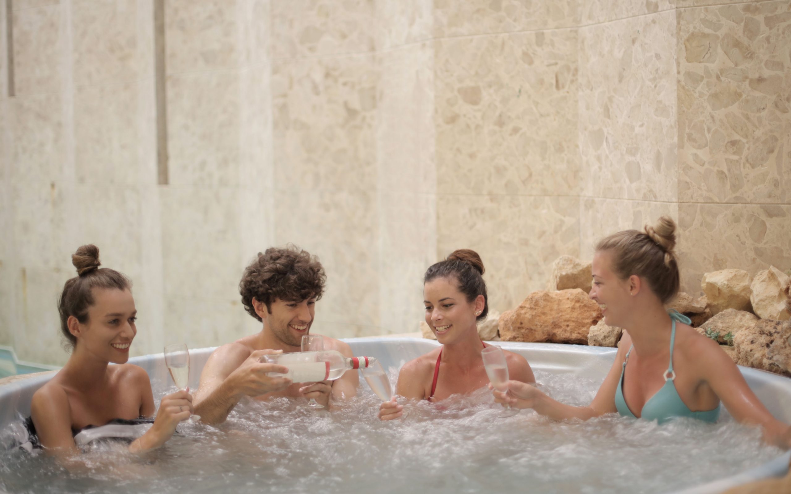 Amis se relaxant ensemble dans un spa intérieur