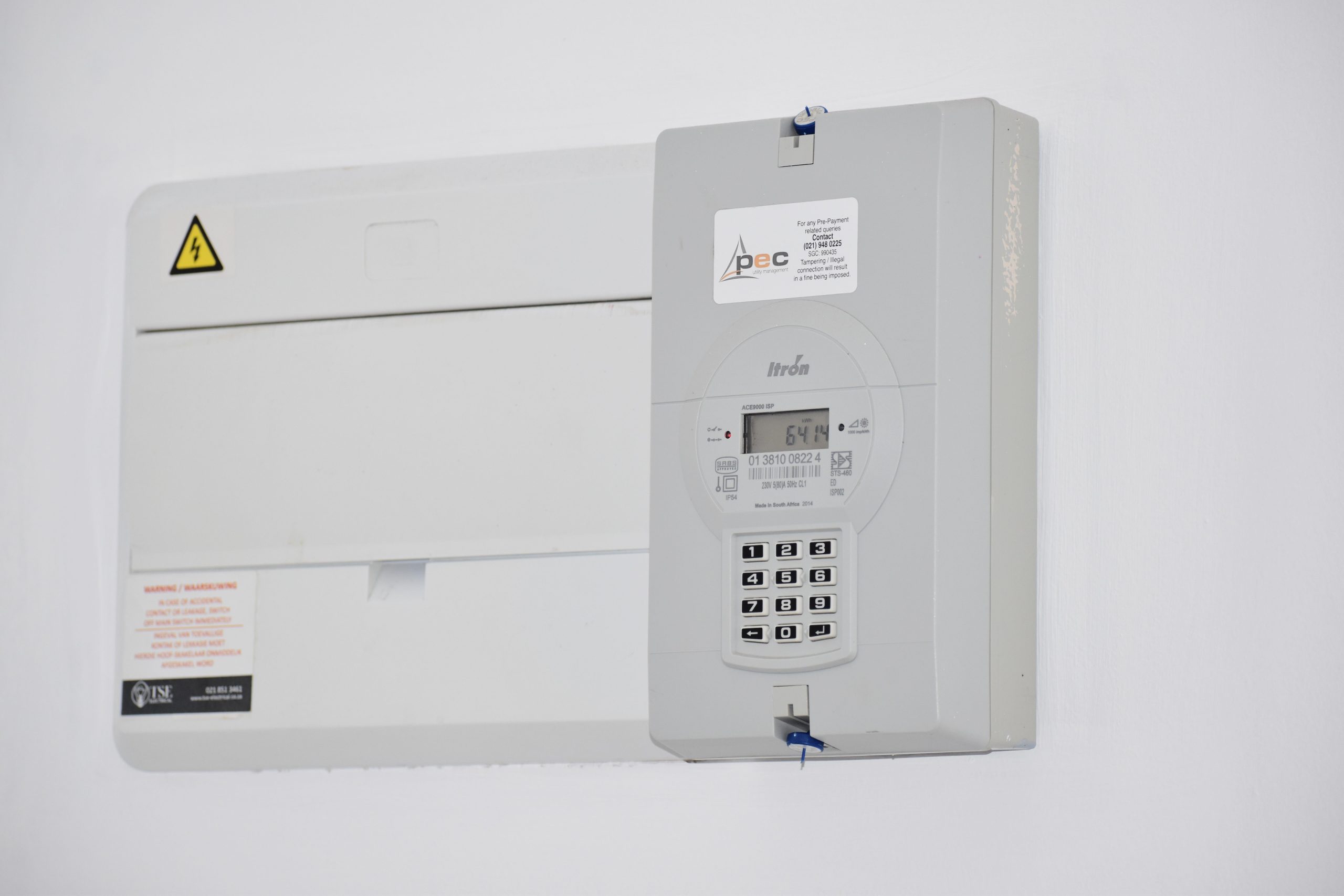 Compteur électrique et disjoncteur mur blanc surveillance