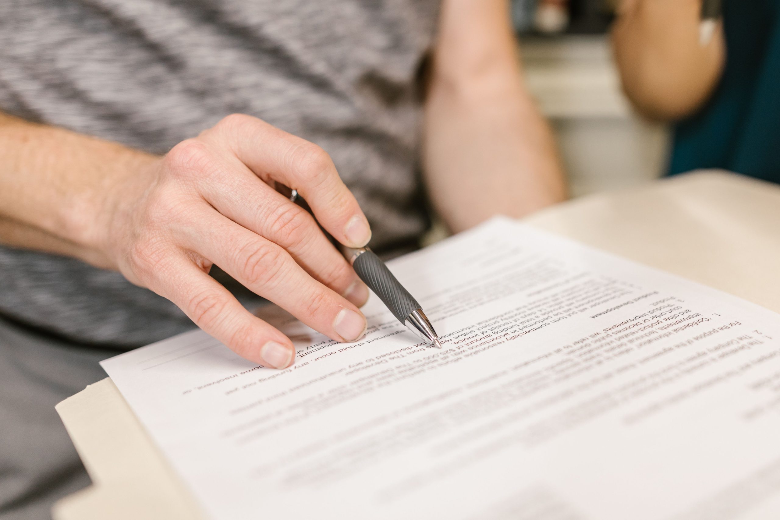 Main signant un document legal important